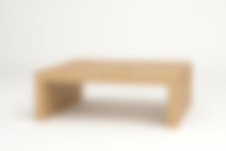 Table basse rectangulaire en chêne massif avec un design minimaliste.